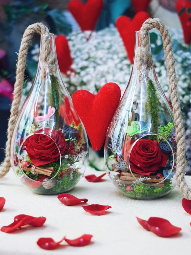 Gota de cristal con rosa eterna y luz led