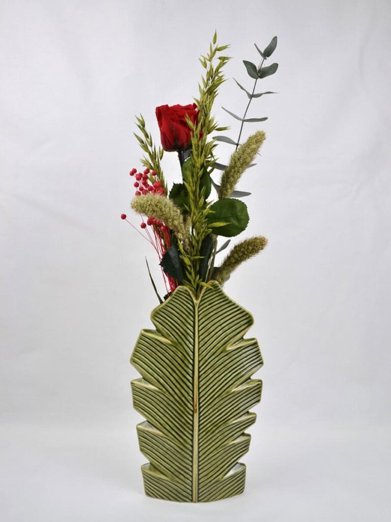 Jarrón de cerámica en forma de hoja exótica con rosa eterna
