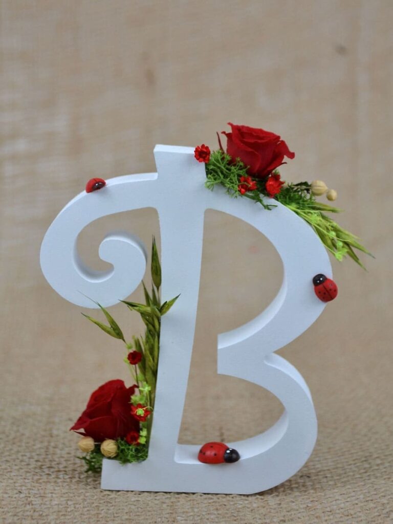 Letra B inicial de madera con flores preservadas