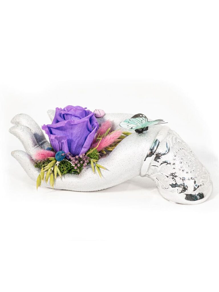 Mano sincera, figura en forma de mano con rosa y otras flores preservadas