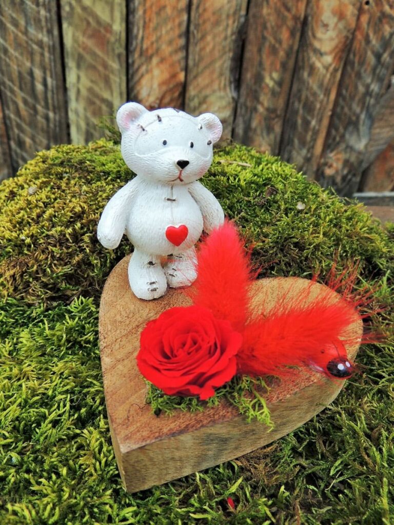 Osito con corazón de madera y rosa eterna roja