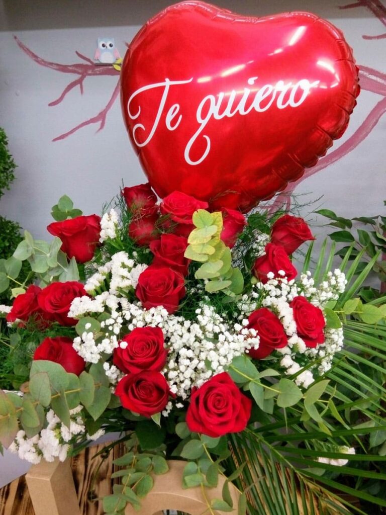 Ramo de 12 rosas rojas con amor