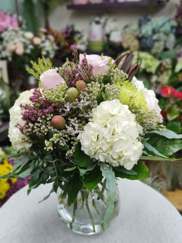 Bouquet África con rosas y hortensias, lentisco, eucalipto y helecho
