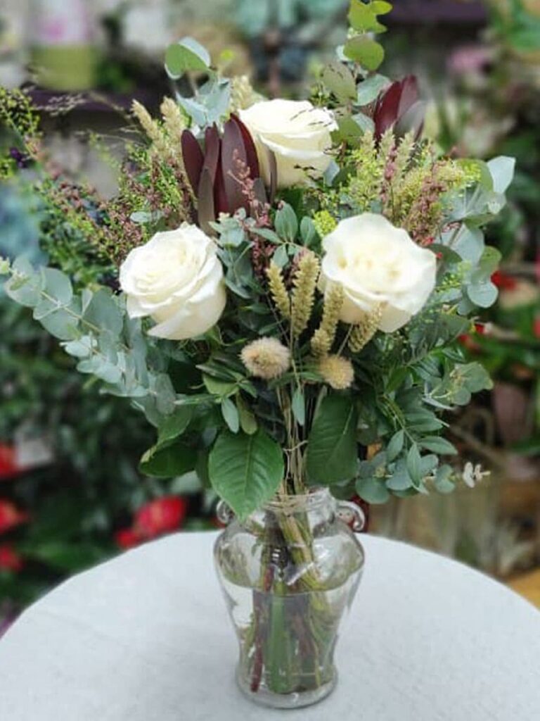 Ramo Elegancia, con rosas blancas y eucalipto