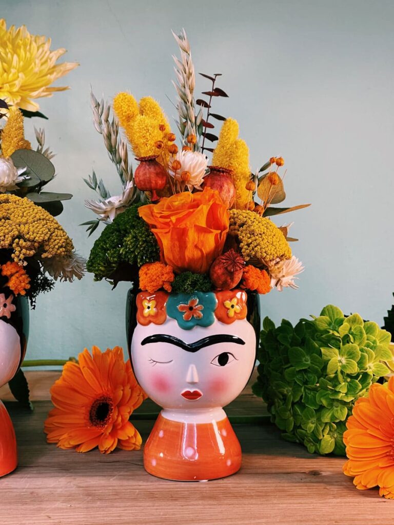 jarron frida kahlo con ramo de flores preservadas y rosas eternas