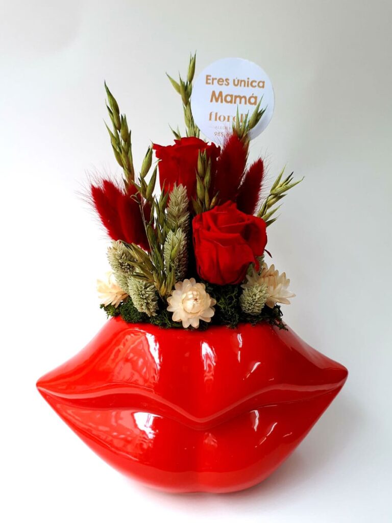 labios color rojo con rosas eternas rojas y flores secas