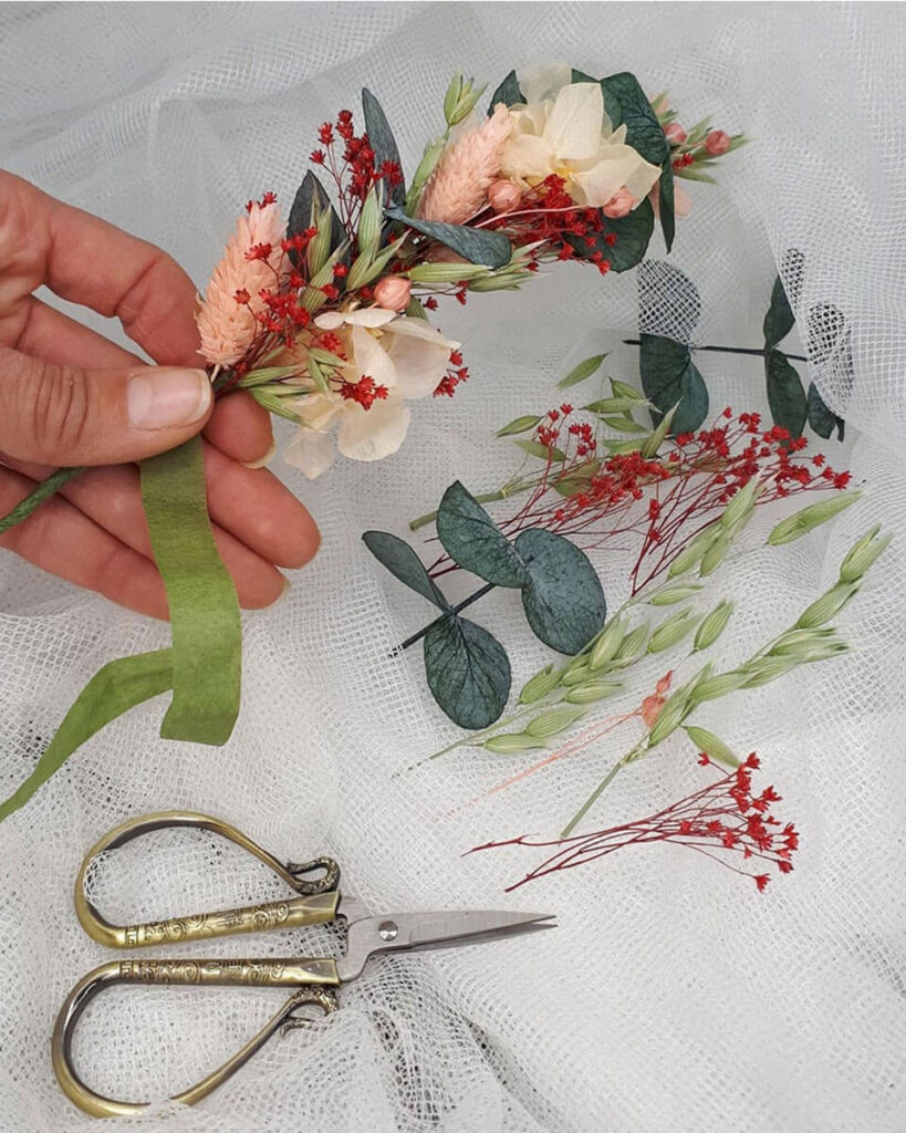 taller de tocados con flores preservadas
